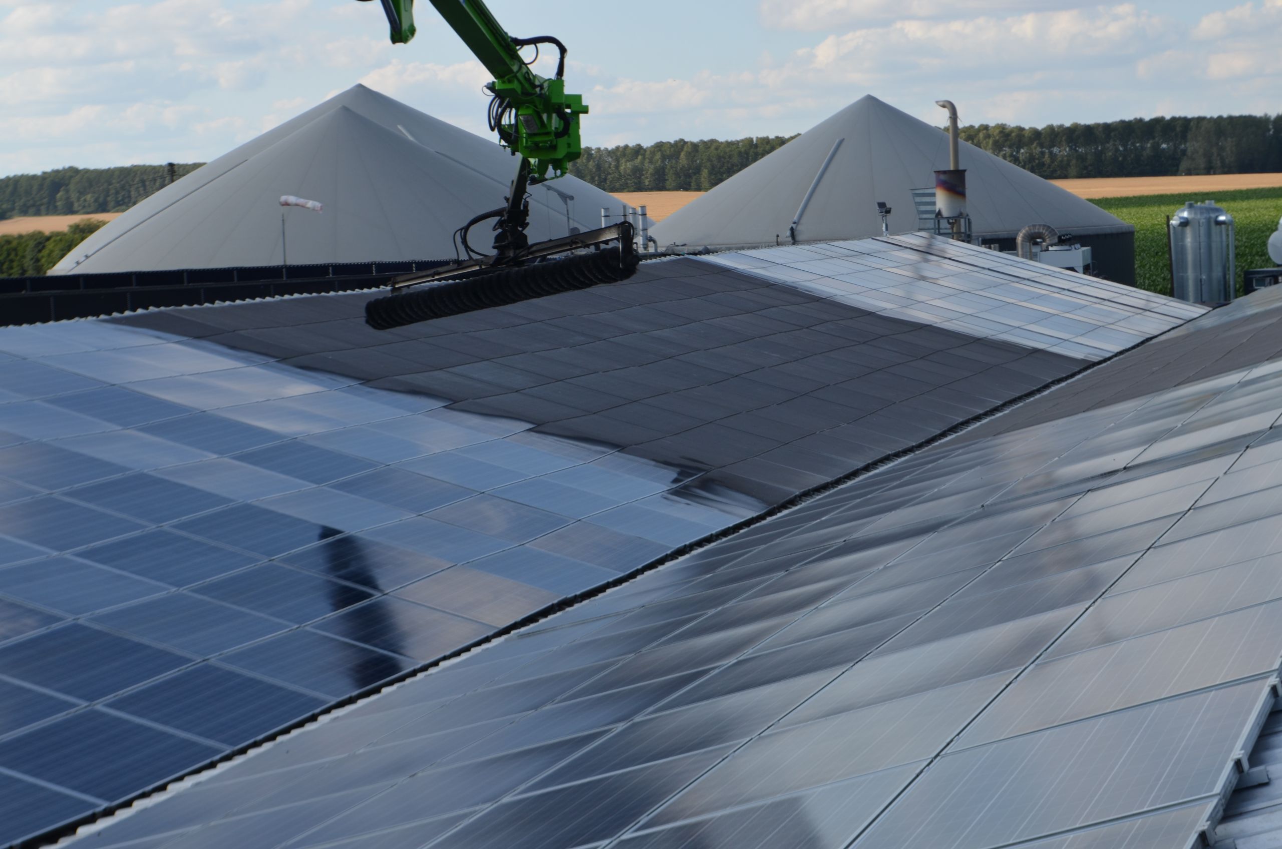 Verschmutzte Solarmodule vor der professionellen Reinigung