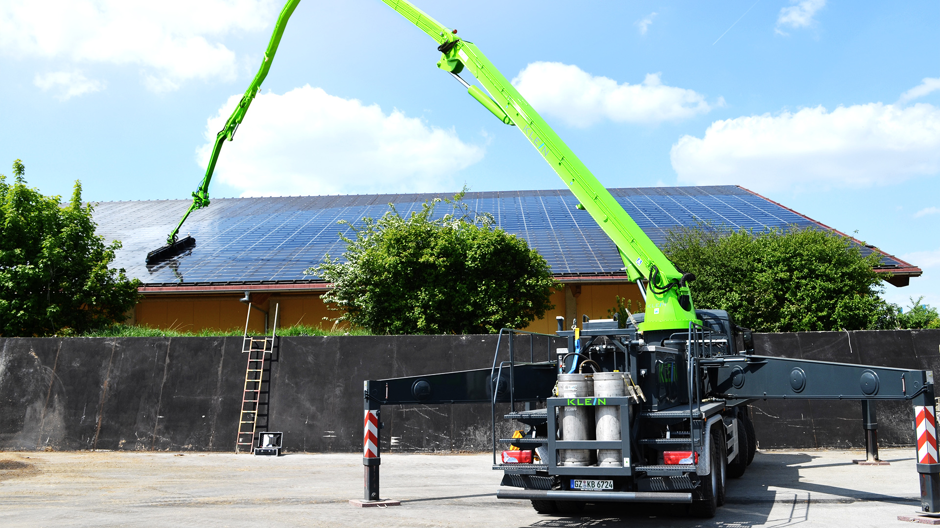 PV-Anlagenreinigung auf einer landwirtschaftlichen Halle
